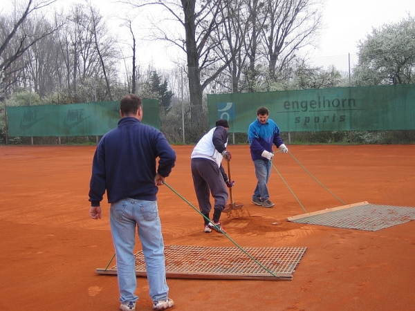 2011-04-aufbau-tennisplatz_2