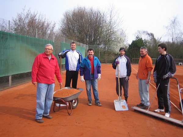 2011-04-aufbau-tennisplatz_6