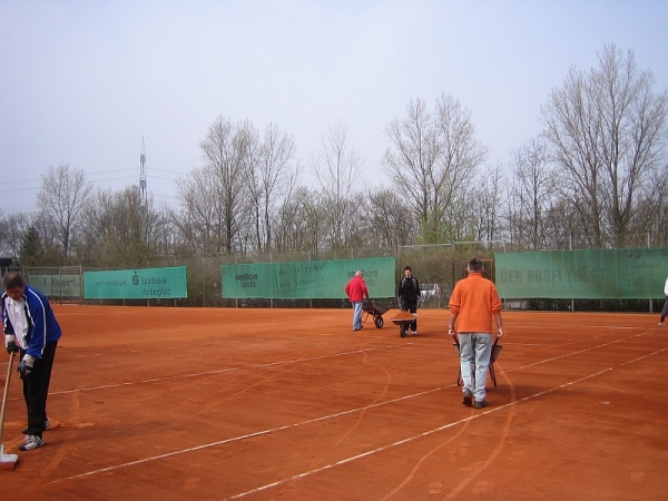 2011-04-aufbau-tennisplatz_9