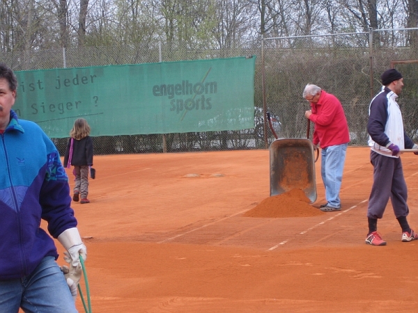 2011-04-aufbau-tennisplatz_10