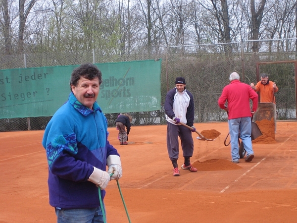 2011-04-aufbau-tennisplatz_11
